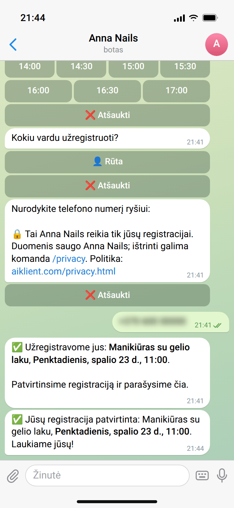 Botas klausia vardo („Kokiu vardu užregistruoti?“) ir telefono, tada parašo „✅ Užregistravome jus: Manikiūras su gelio laku, Penktadienis, spalio 23 d., 11:00“; po trijų minučių ateina patvirtinimas